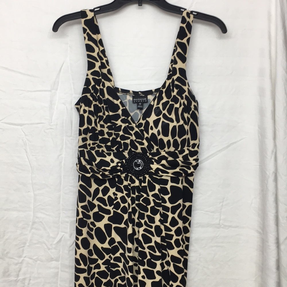 EN FOCUS CREME AND BLACK DRESS